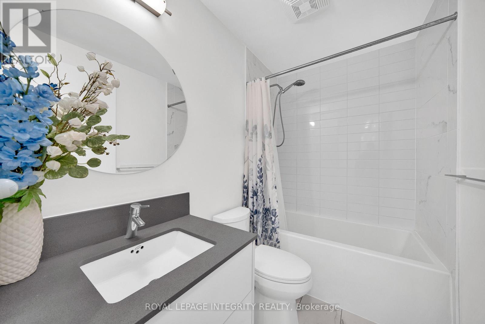 #604 - 255 Bay Street