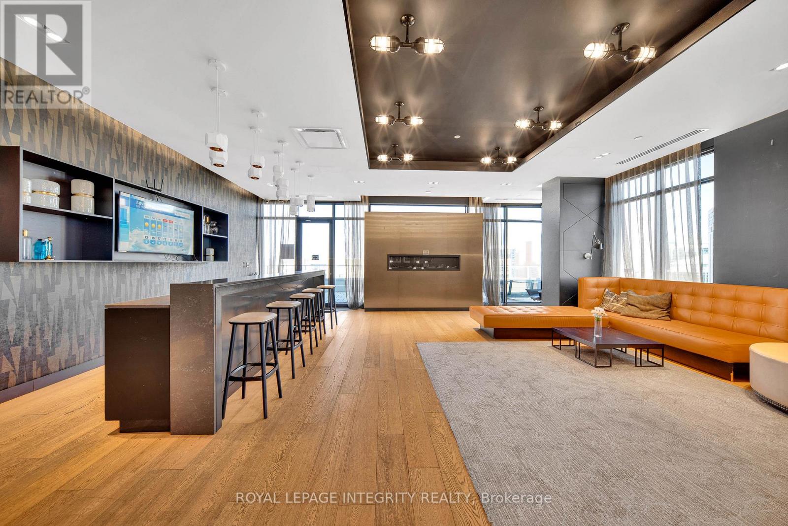 #604 - 255 Bay Street