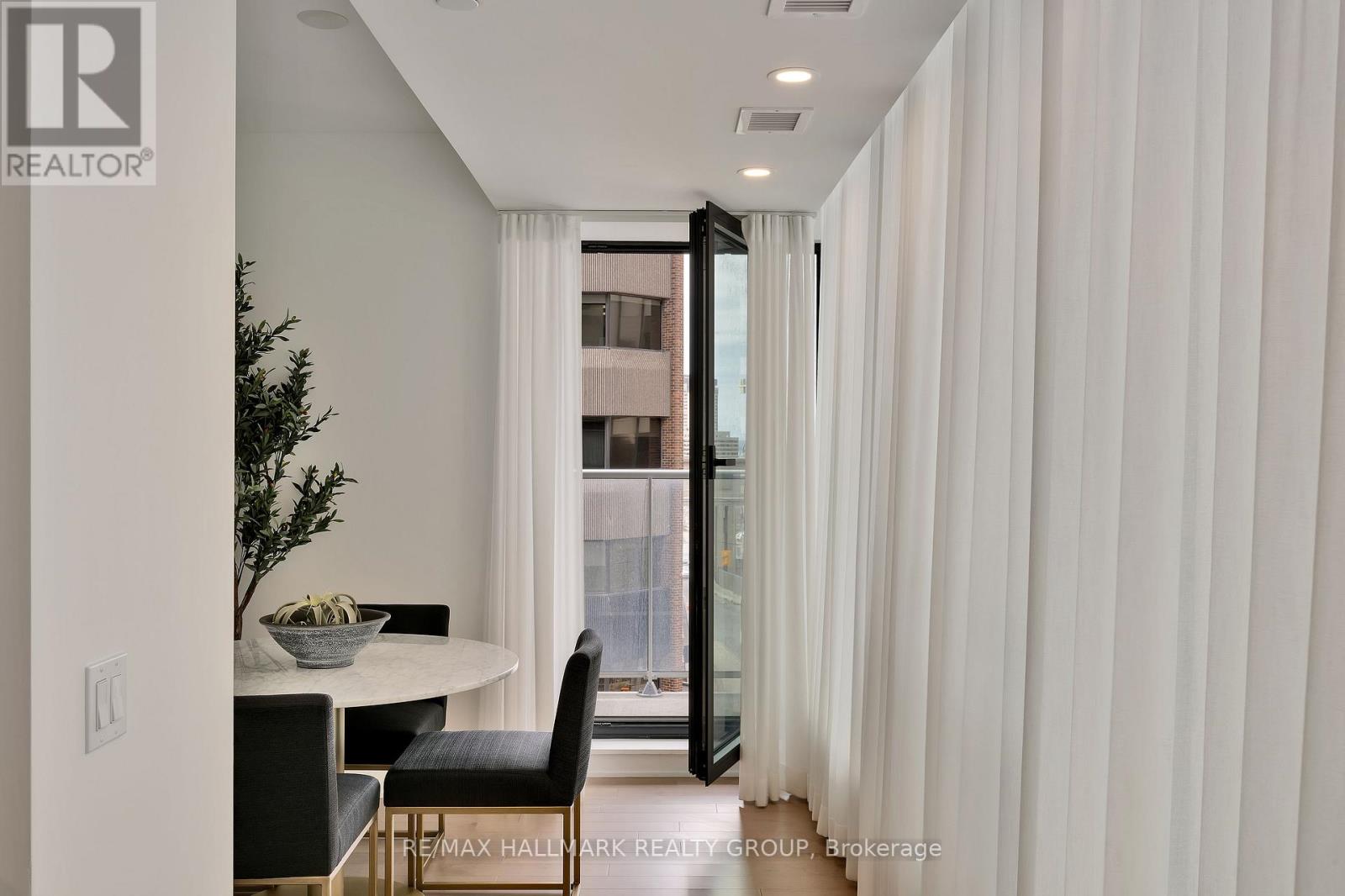 406 - 340 Queen Street