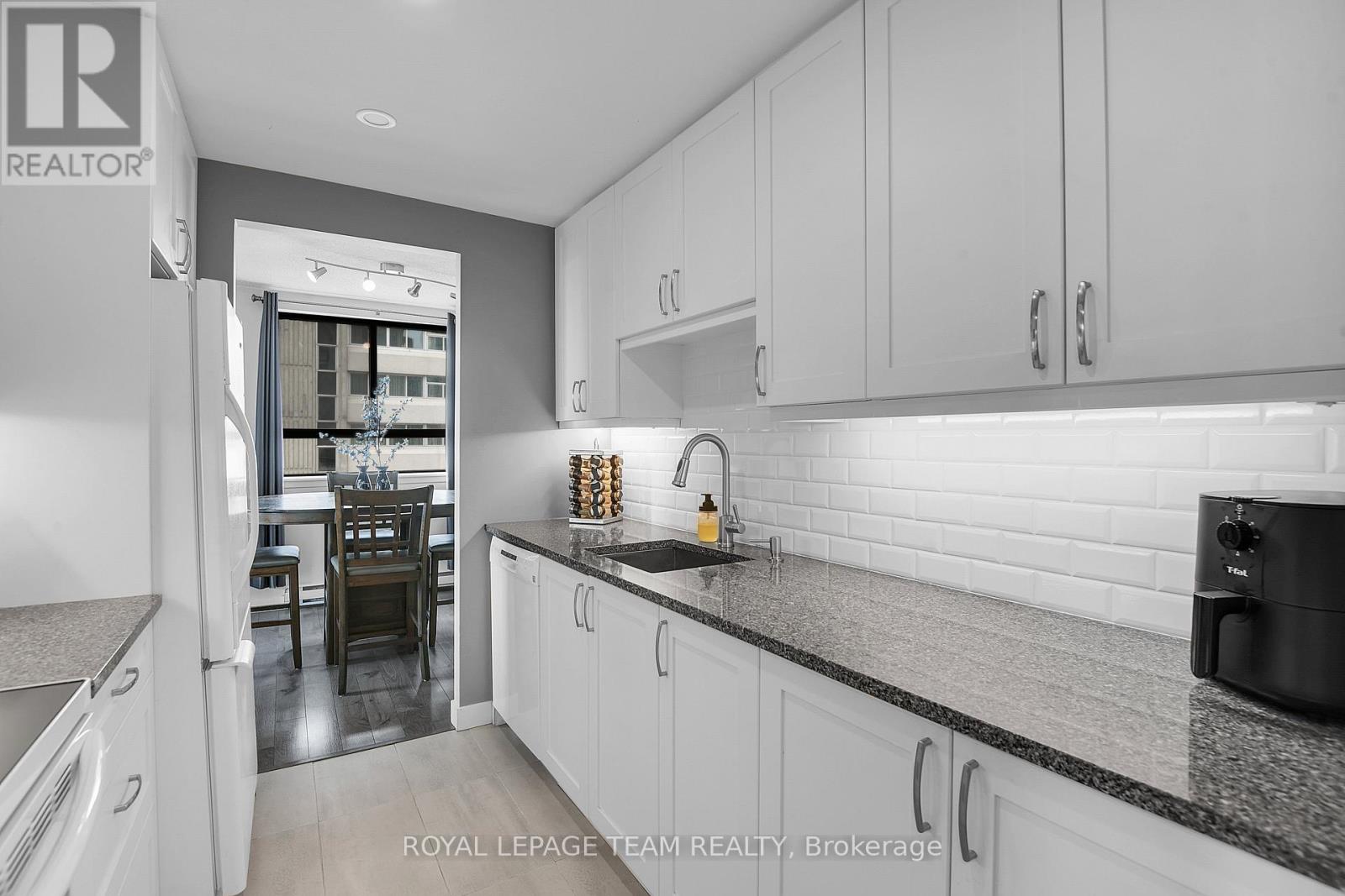 1407 - 470 Laurier Avenue W