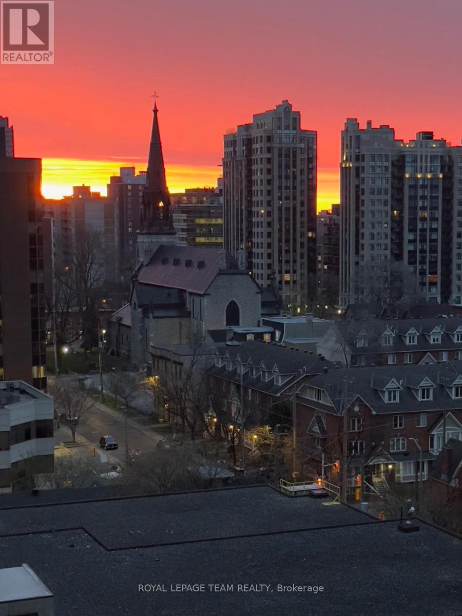 1407 - 470 Laurier Avenue W