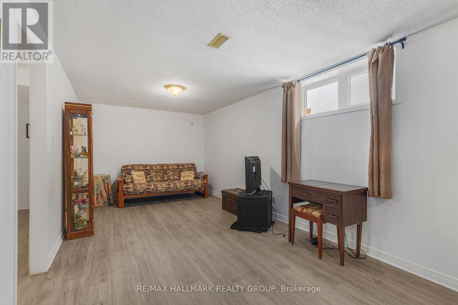 1103 Des Pins Avenue