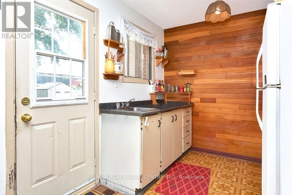 960 Meadowlands Drive