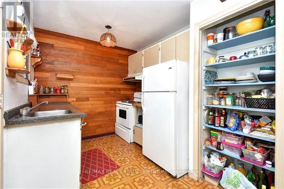 960 Meadowlands Drive