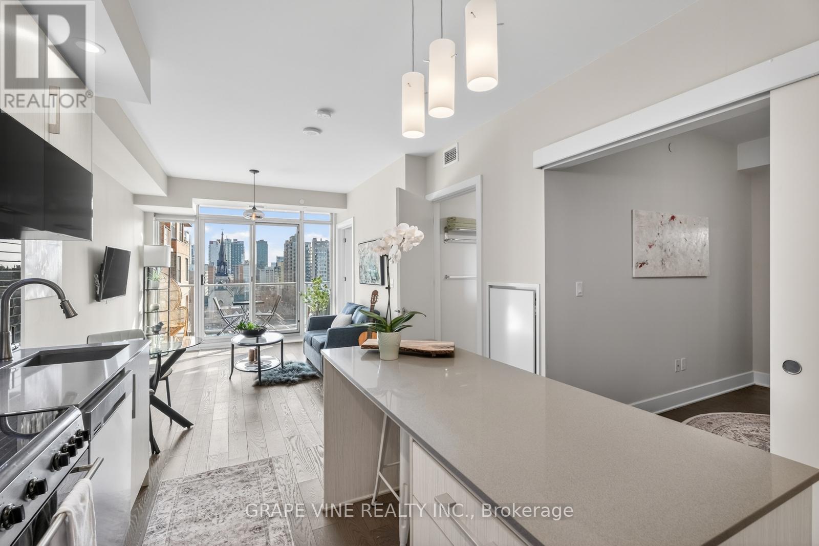 1010 - 255 Bay Street