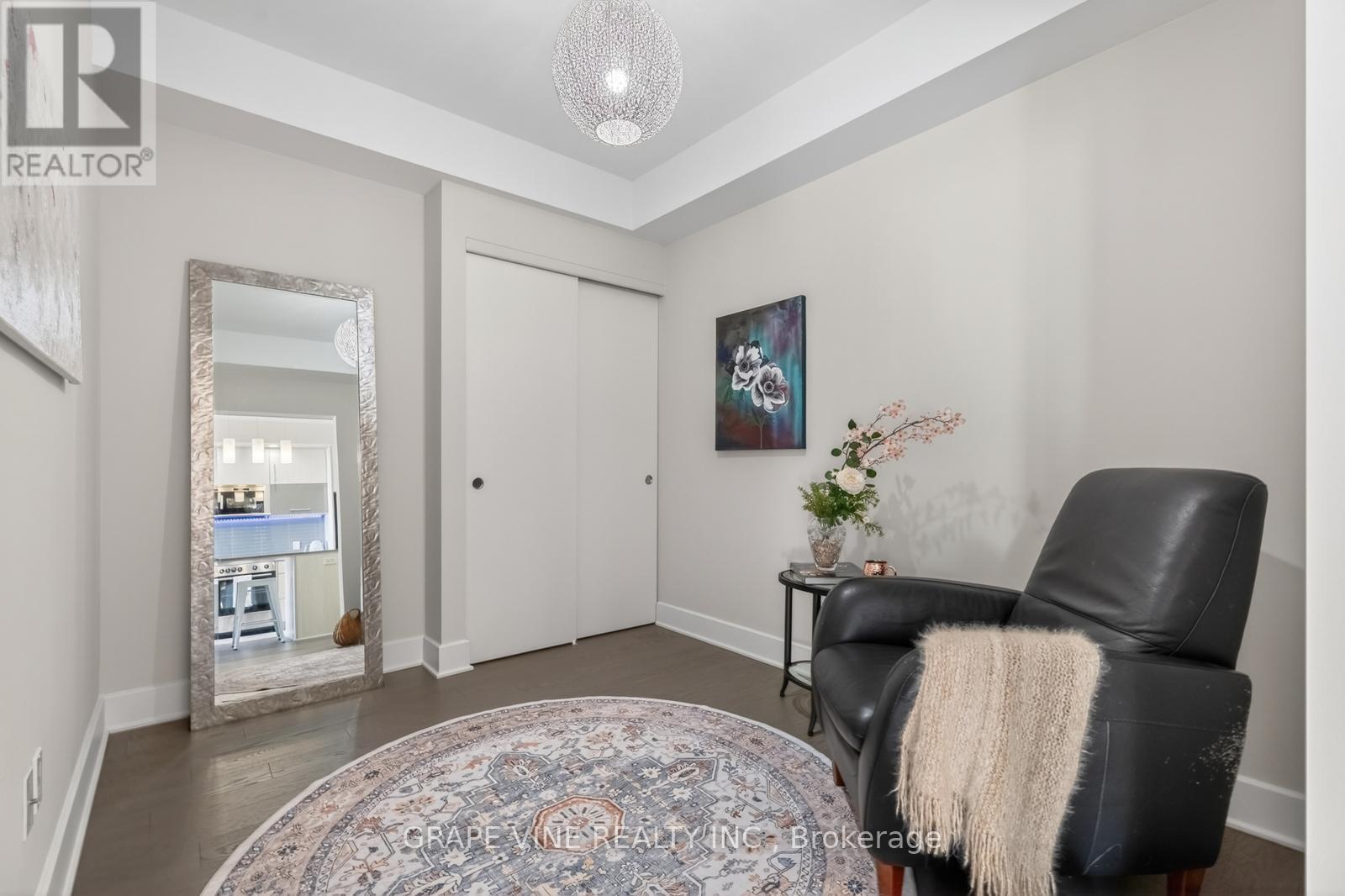 1010 - 255 Bay Street