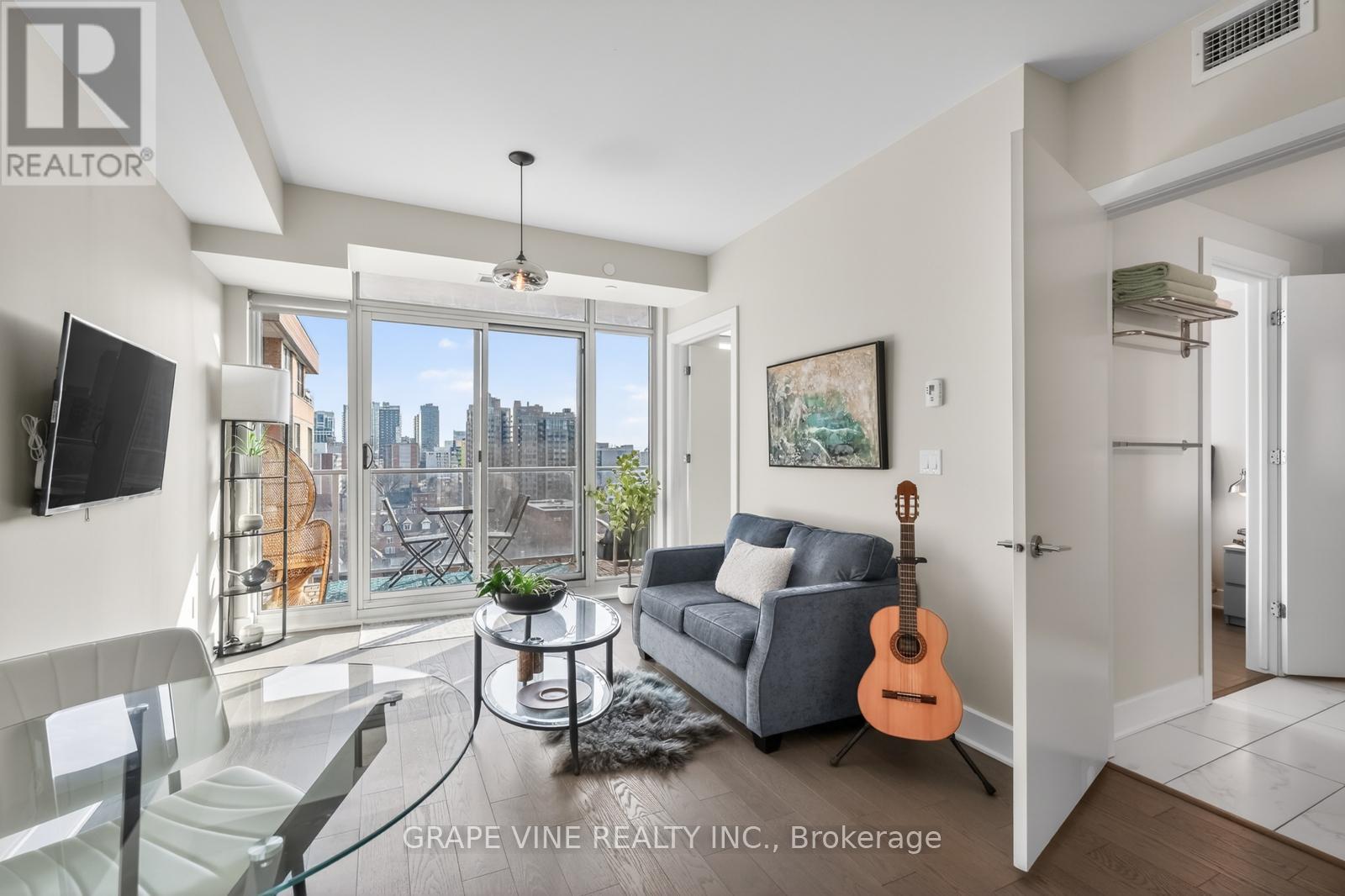 1010 - 255 Bay Street