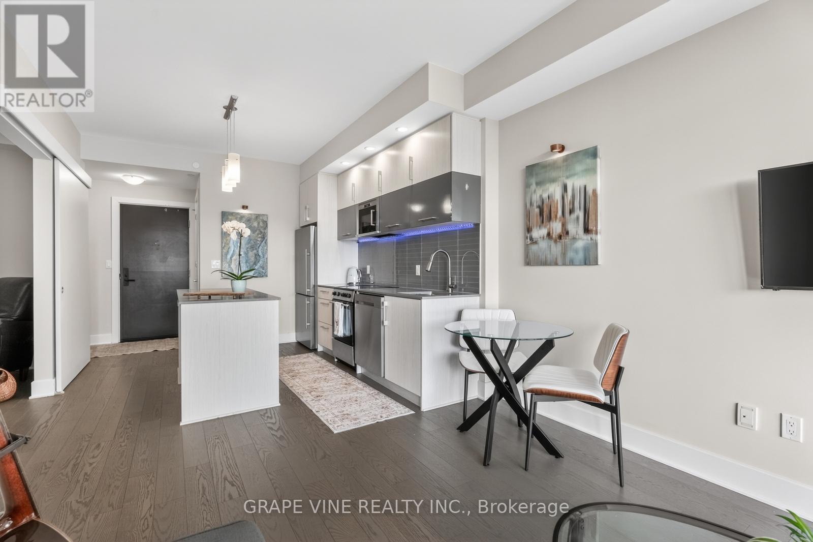 1010 - 255 Bay Street