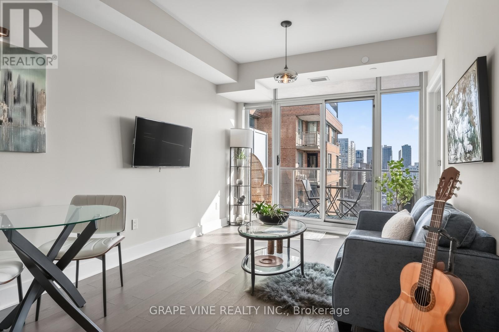 1010 - 255 Bay Street