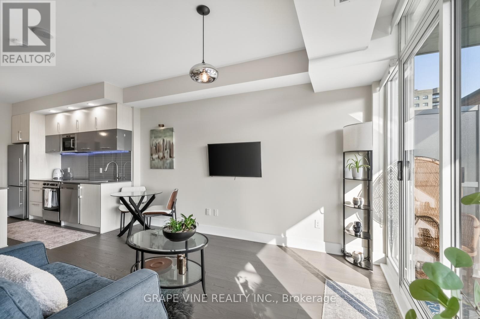 1010 - 255 Bay Street