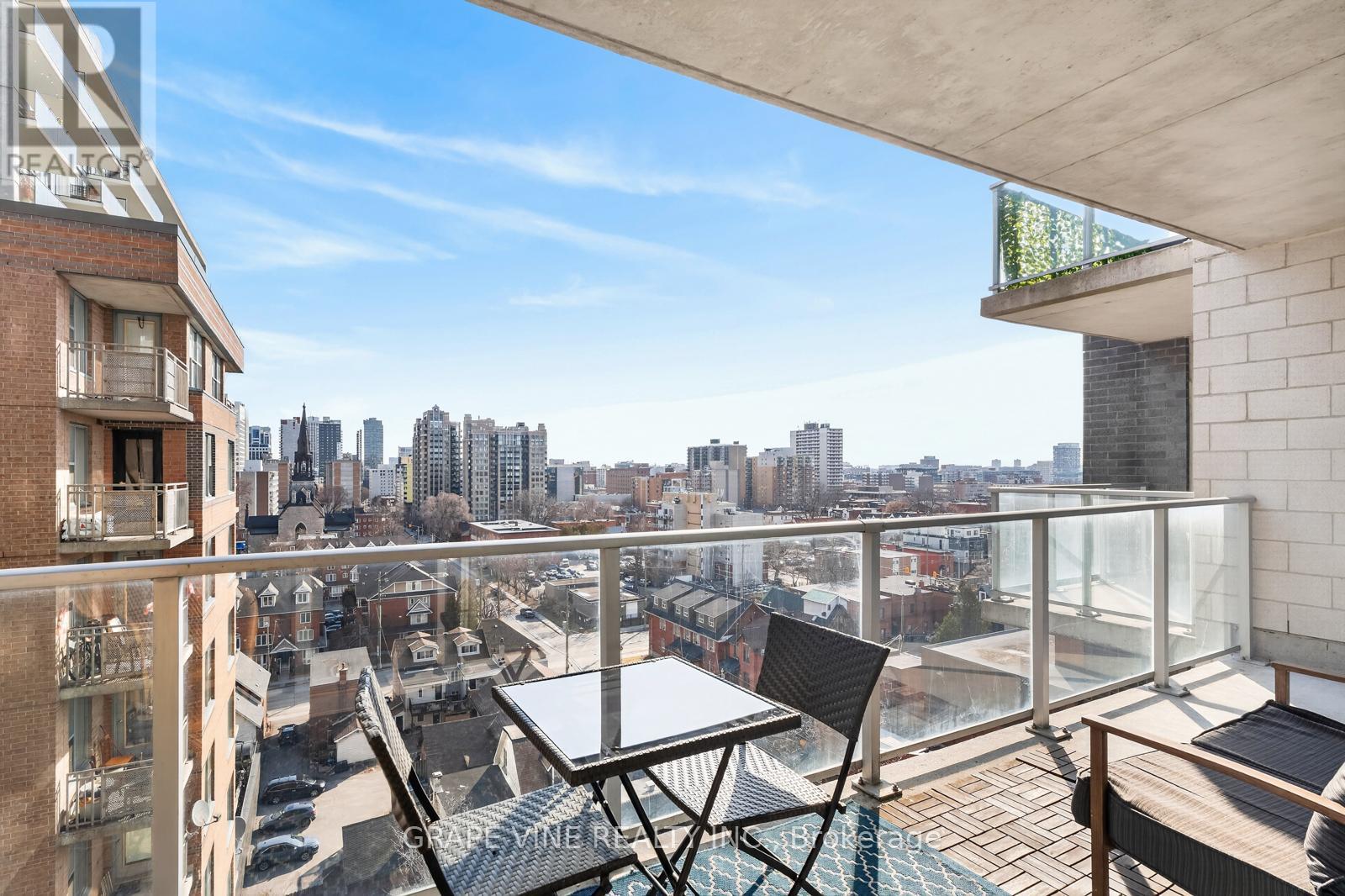 1010 - 255 Bay Street