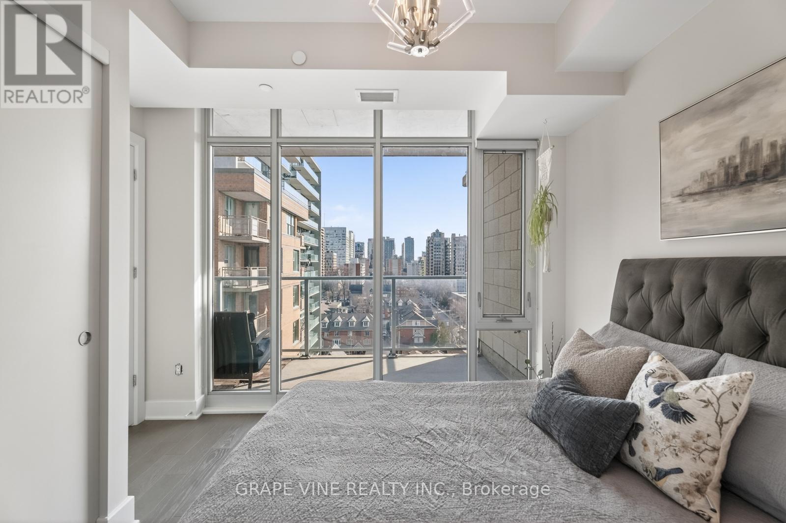 1010 - 255 Bay Street