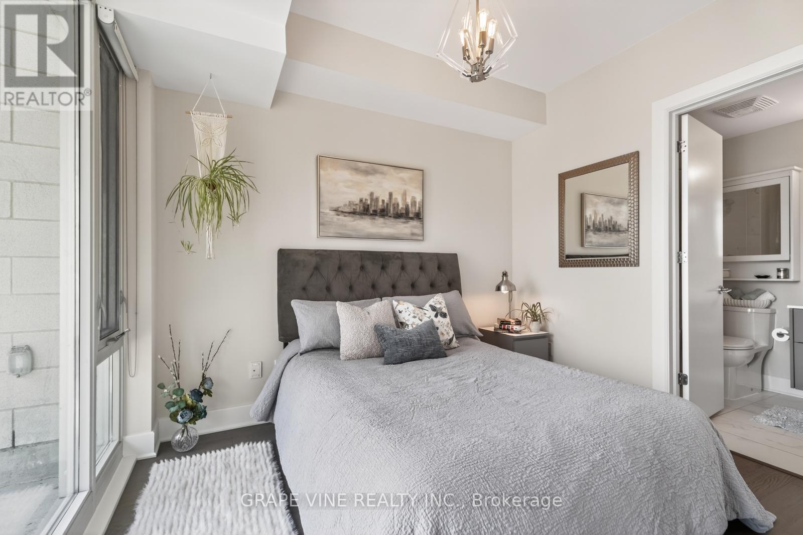 1010 - 255 Bay Street