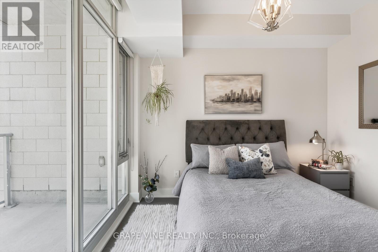 1010 - 255 Bay Street