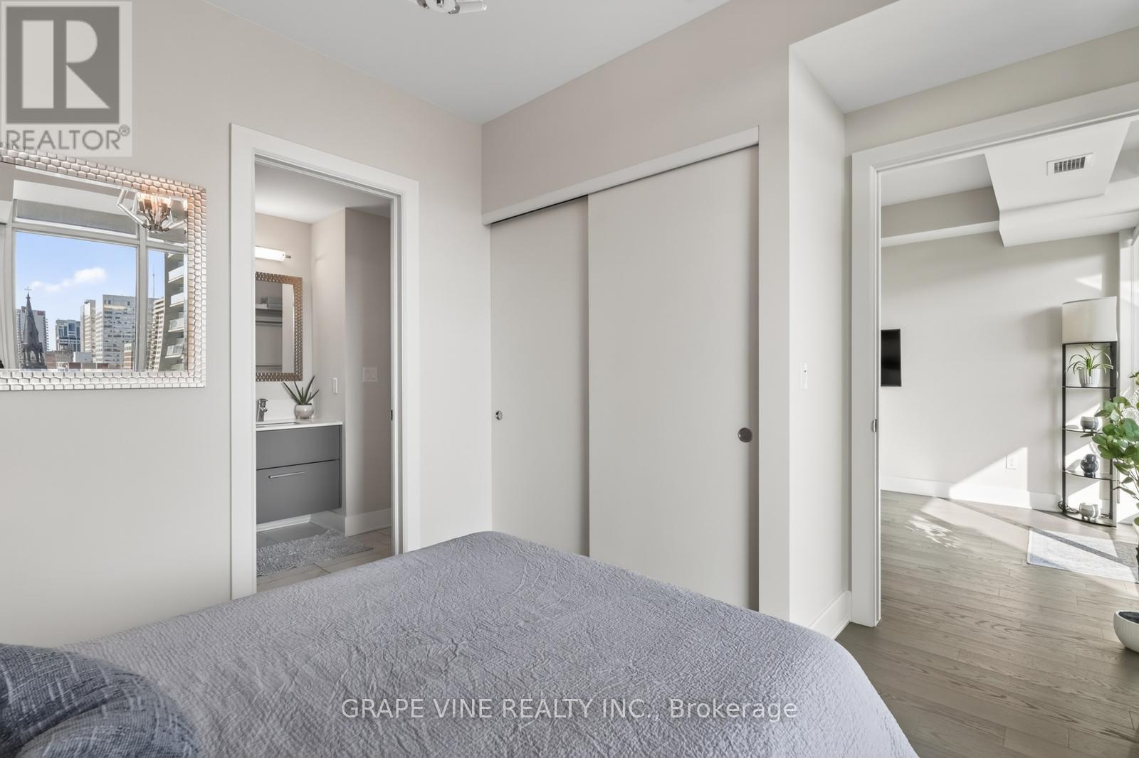 1010 - 255 Bay Street