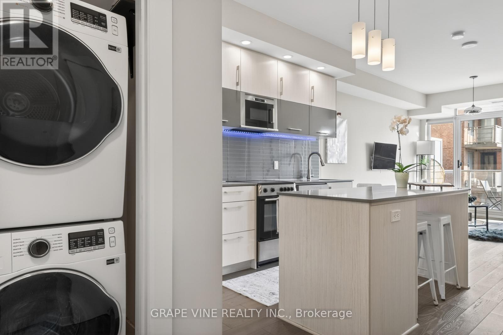 1010 - 255 Bay Street