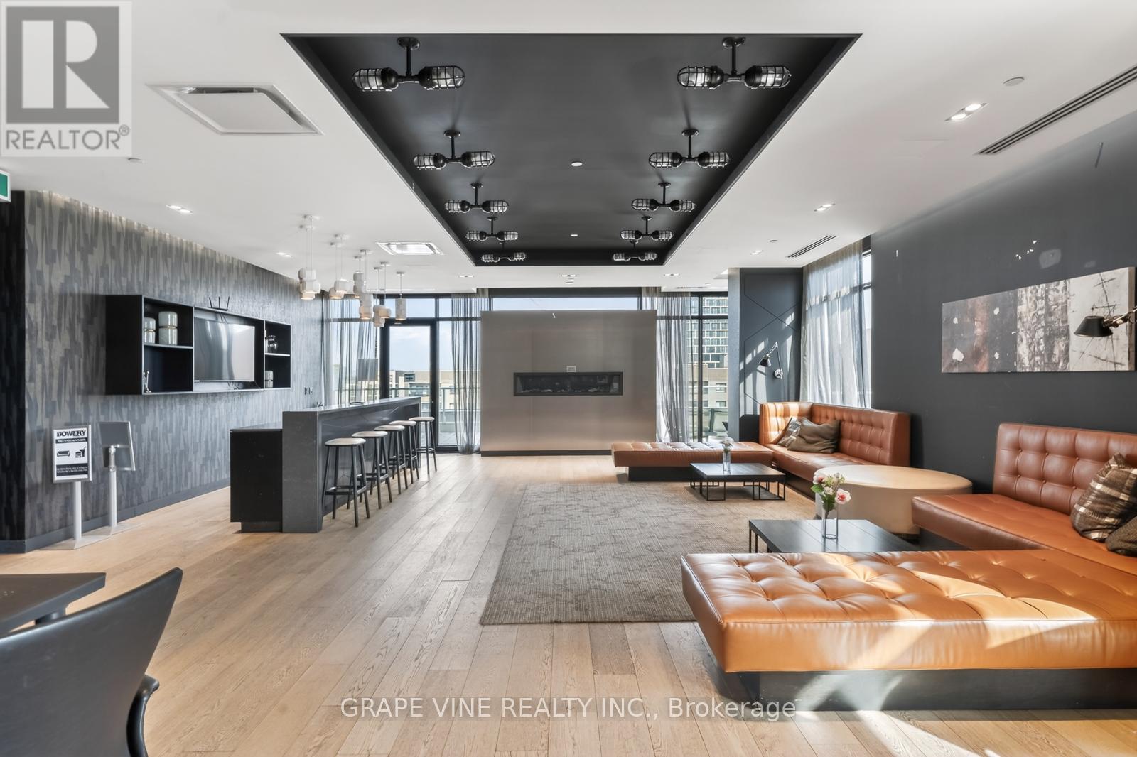 1010 - 255 Bay Street