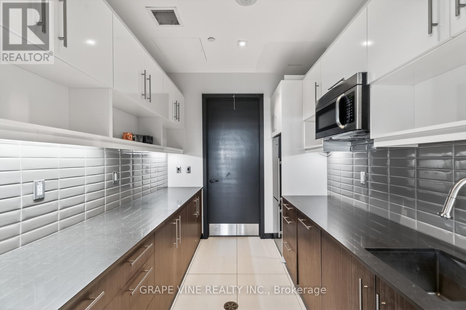 1010 - 255 Bay Street