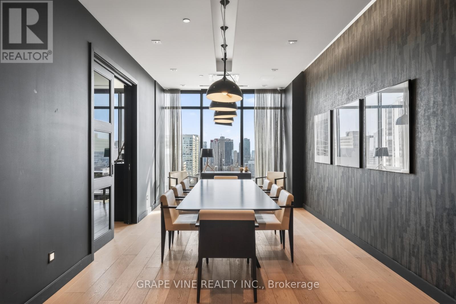 1010 - 255 Bay Street