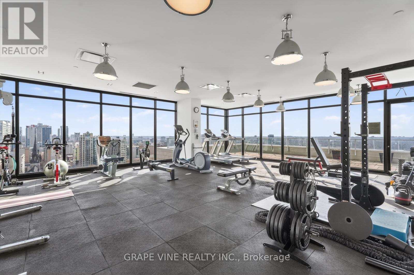 1010 - 255 Bay Street