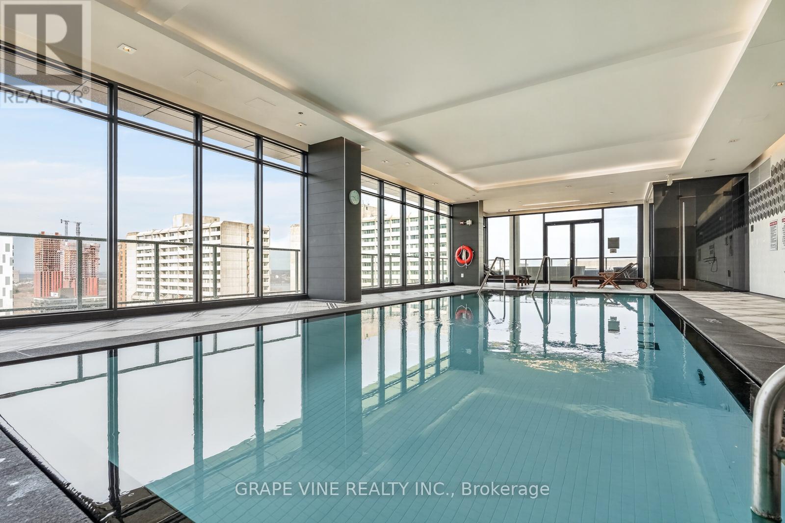 1010 - 255 Bay Street