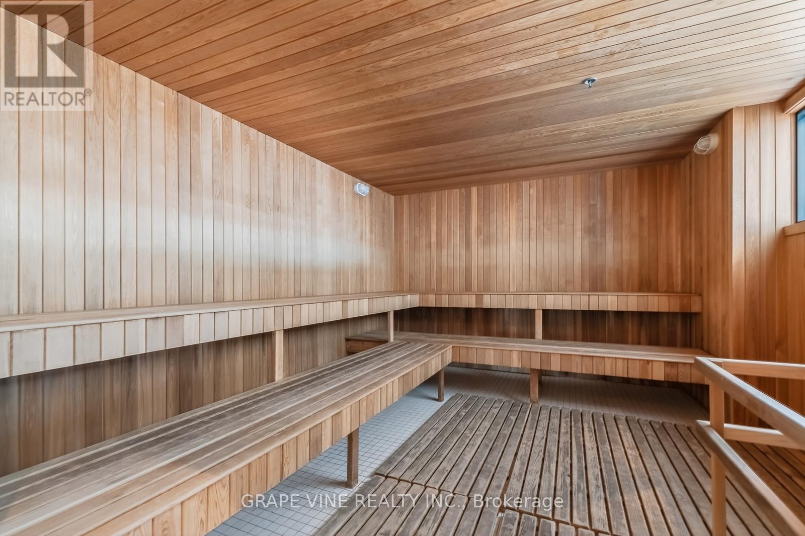 1010 - 255 Bay Street