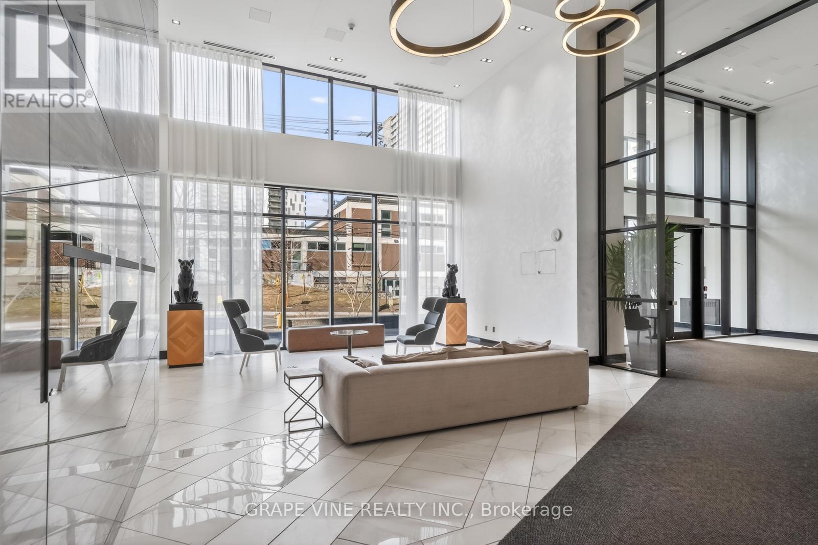 1010 - 255 Bay Street