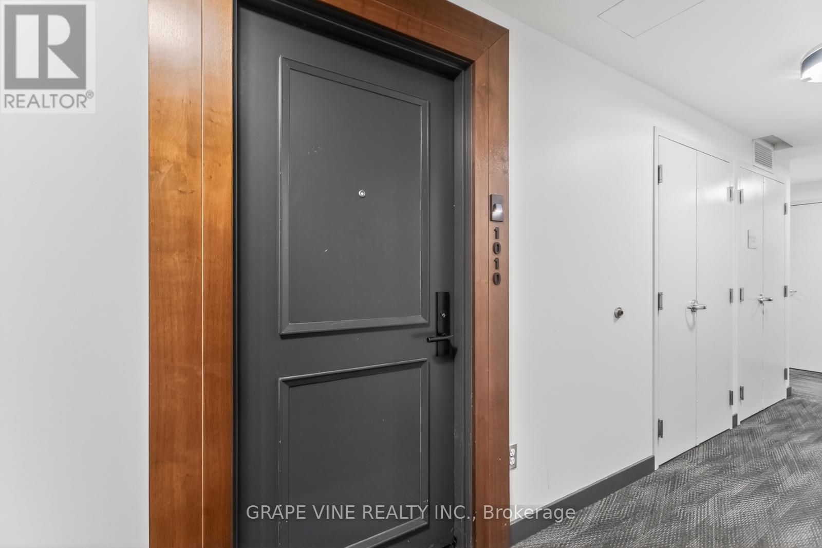 1010 - 255 Bay Street