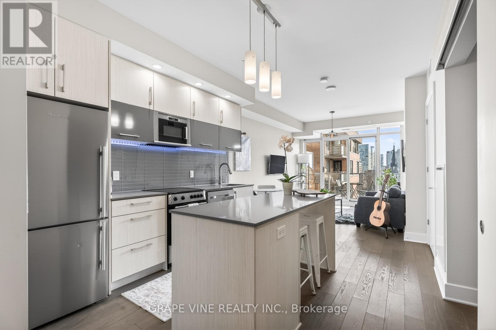 1010 - 255 Bay Street