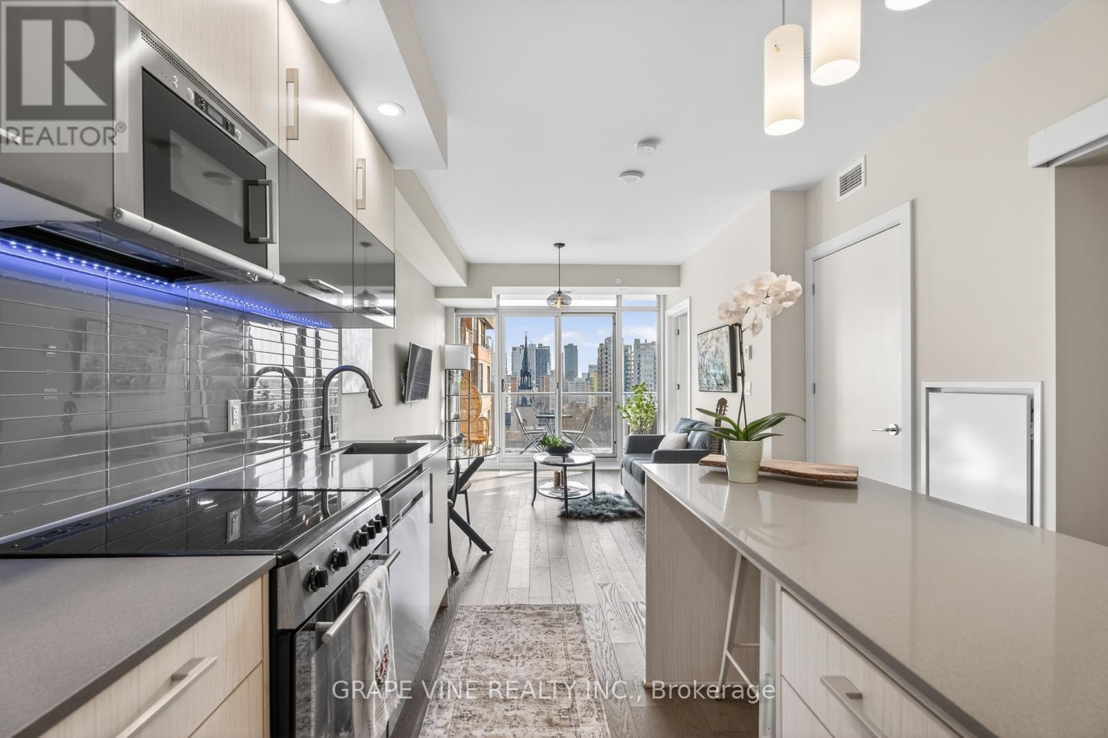 1010 - 255 Bay Street