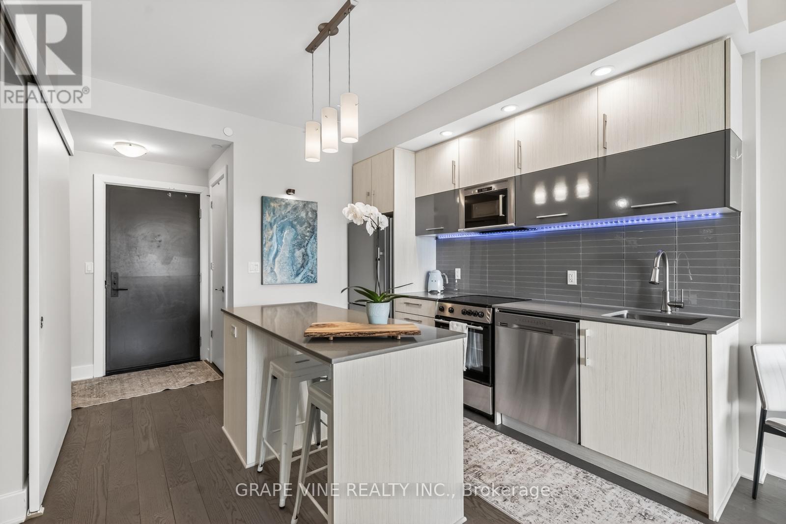 1010 - 255 Bay Street