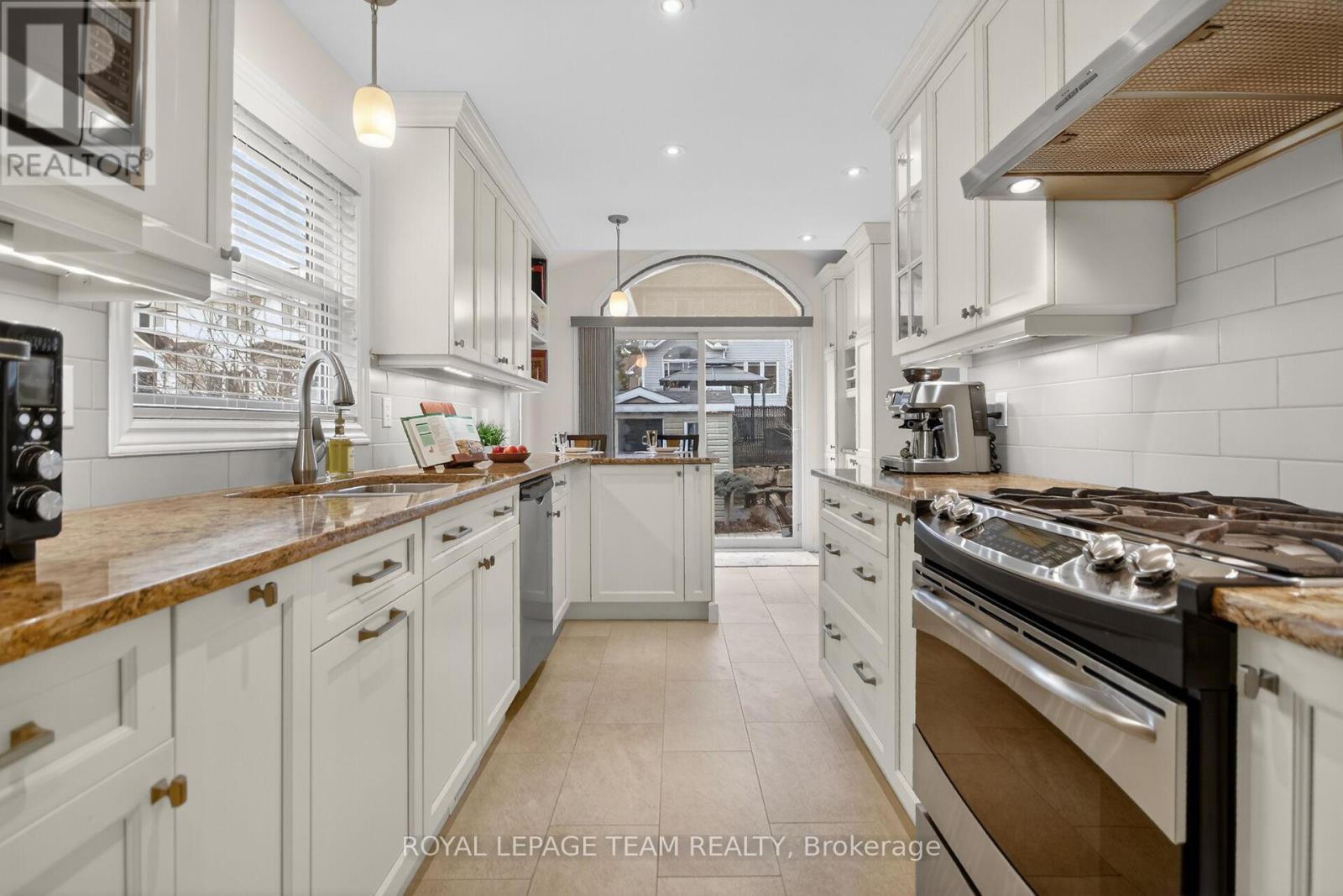 210 Hunterbrook Street N