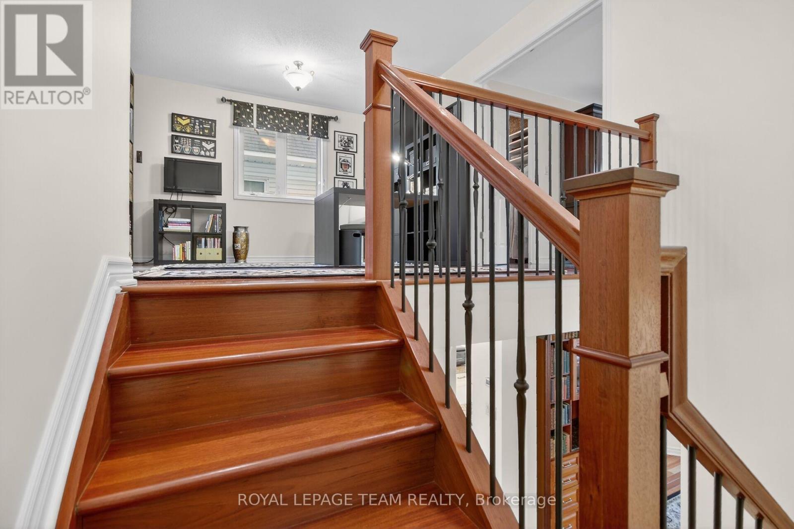 210 Hunterbrook Street N