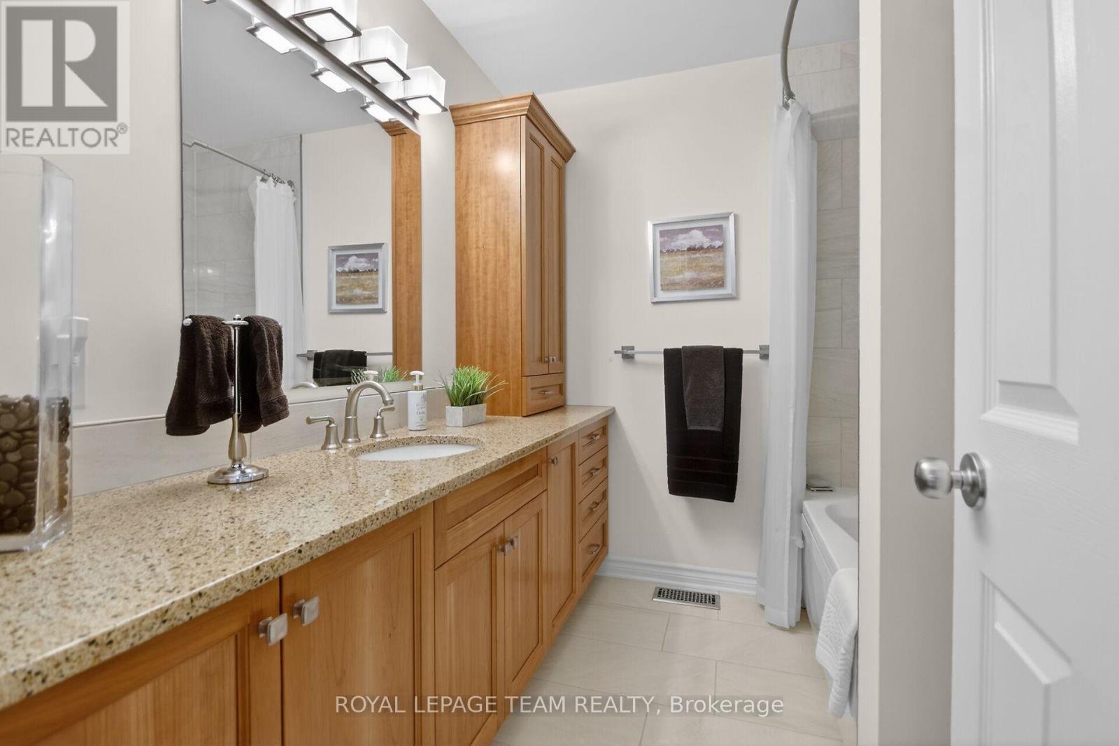 210 Hunterbrook Street N