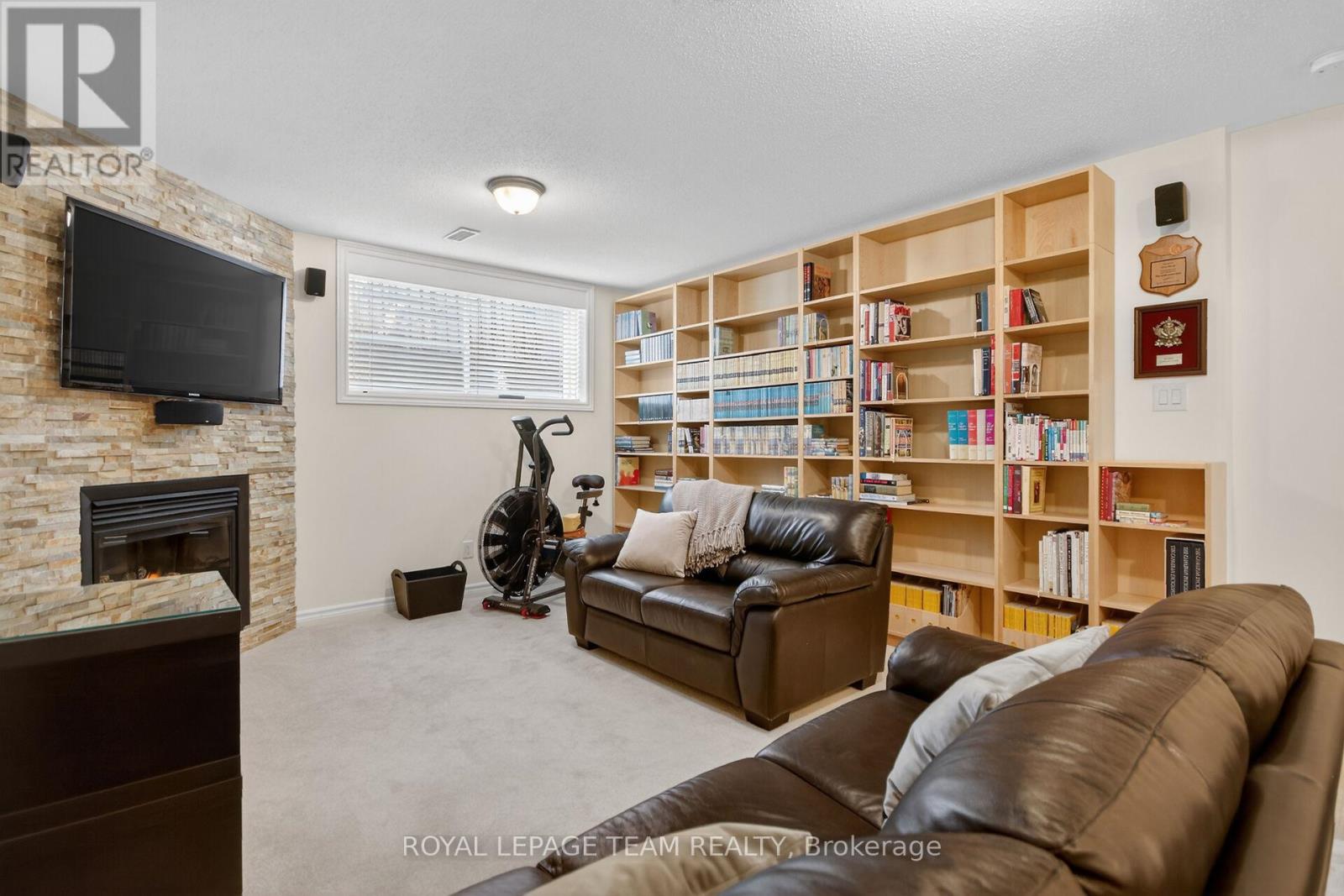 210 Hunterbrook Street N