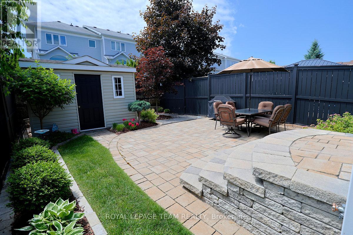 210 Hunterbrook Street N