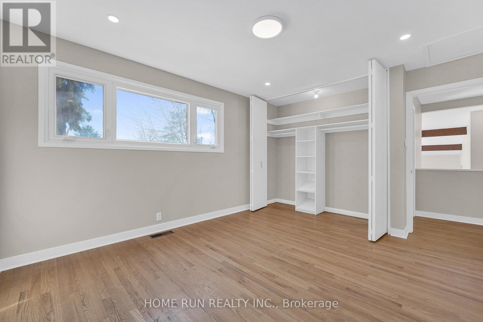 1259 Meadowlands Drive E