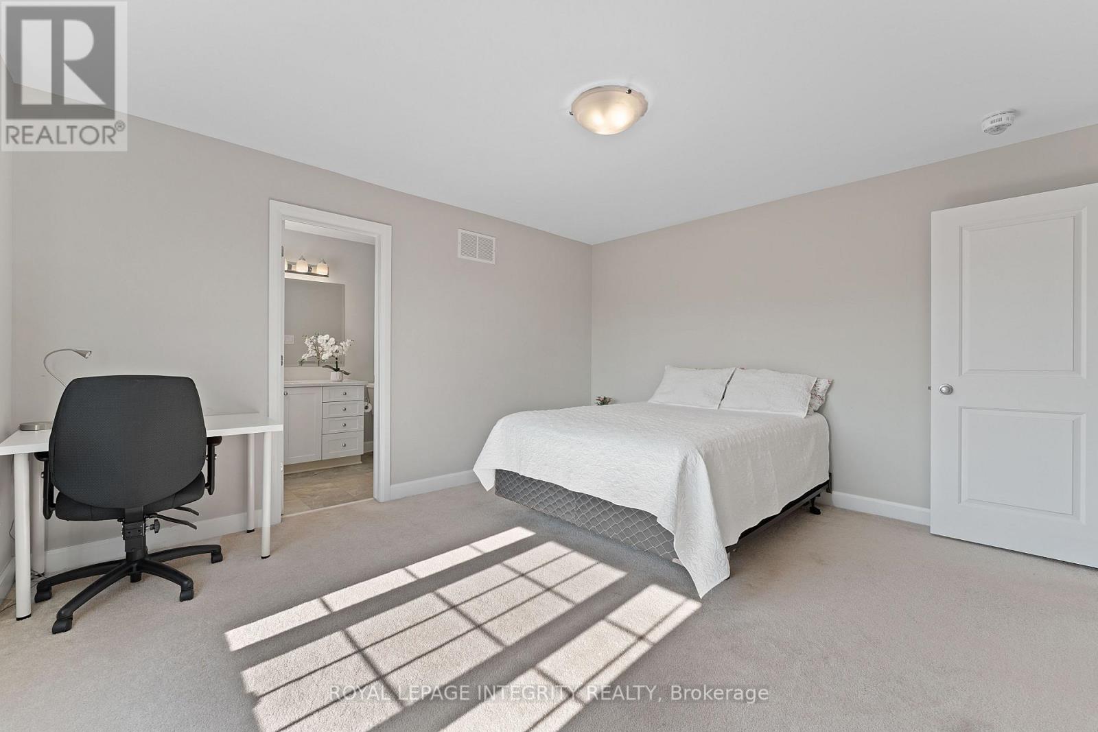 49 Hawks Landing Crescent