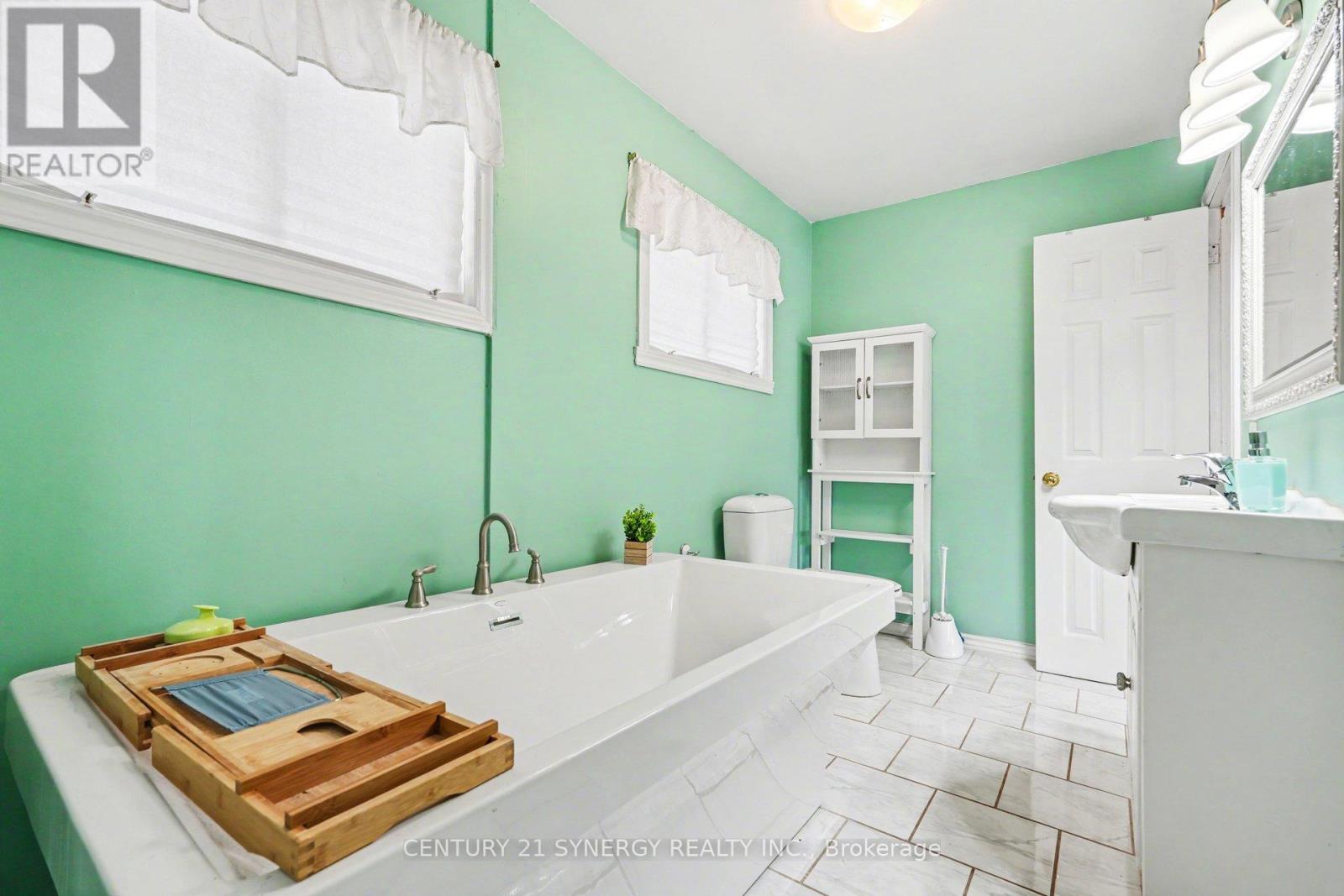 220 Highfield Crescent