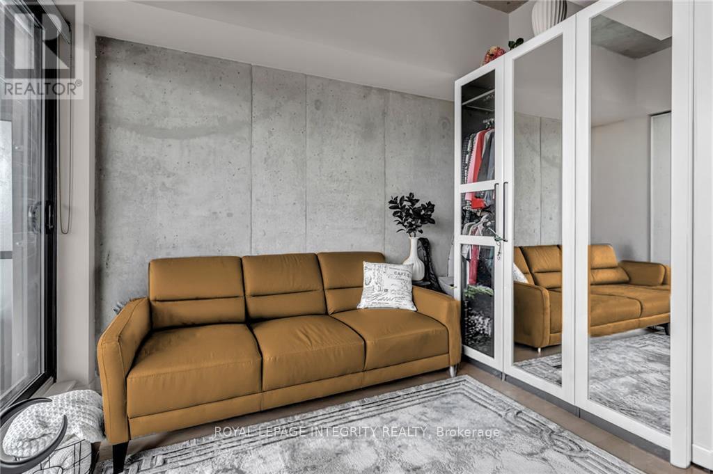 1006 - 203 Catherine Street