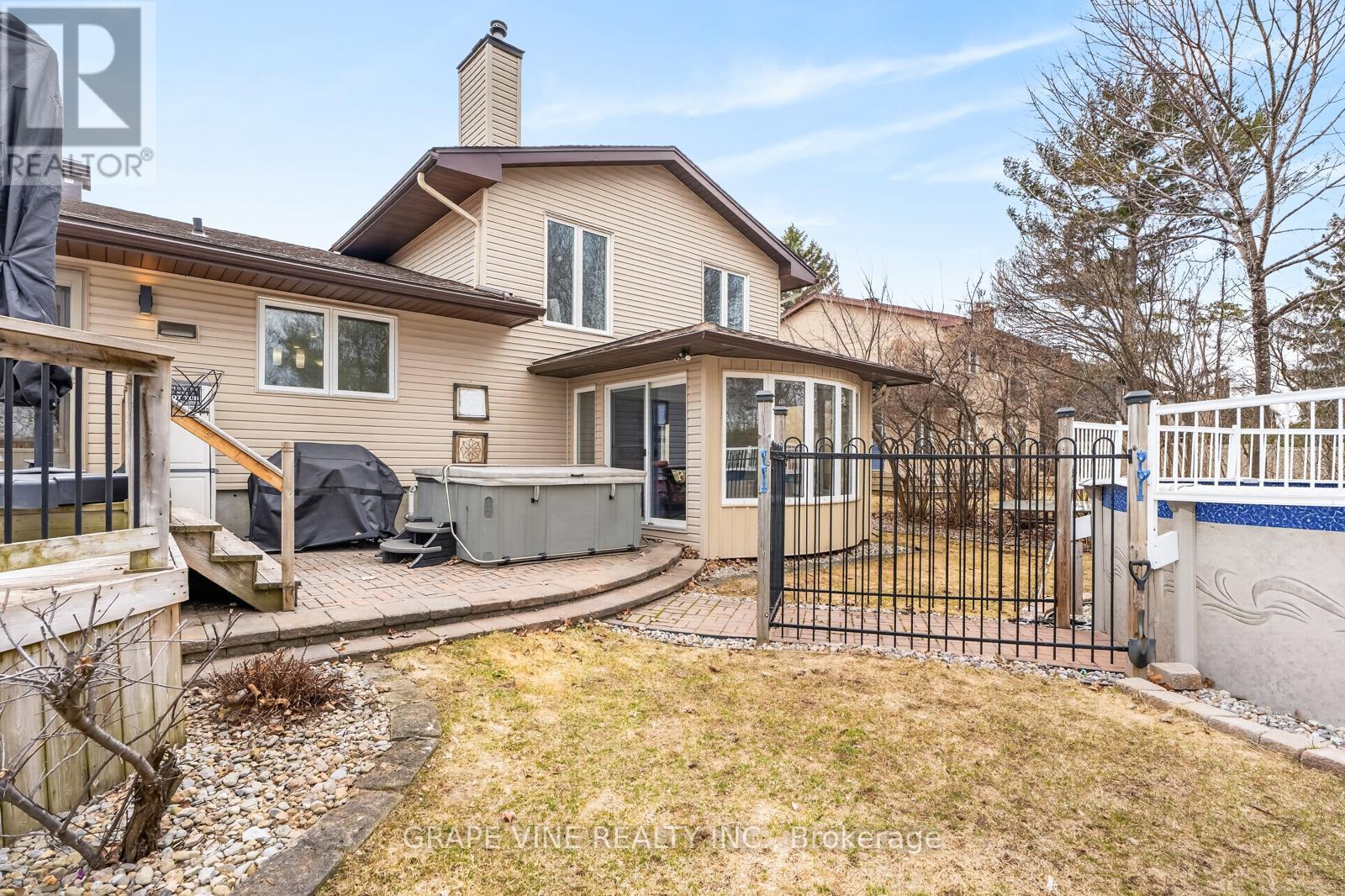 83 Nanook Crescent