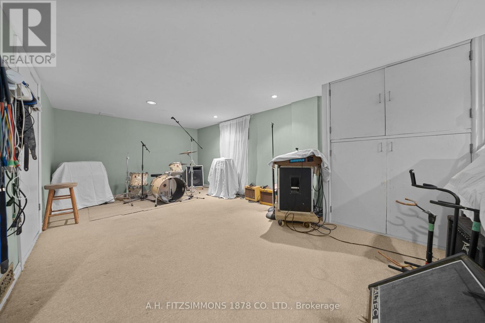 564 Tweedsmuir Avenue