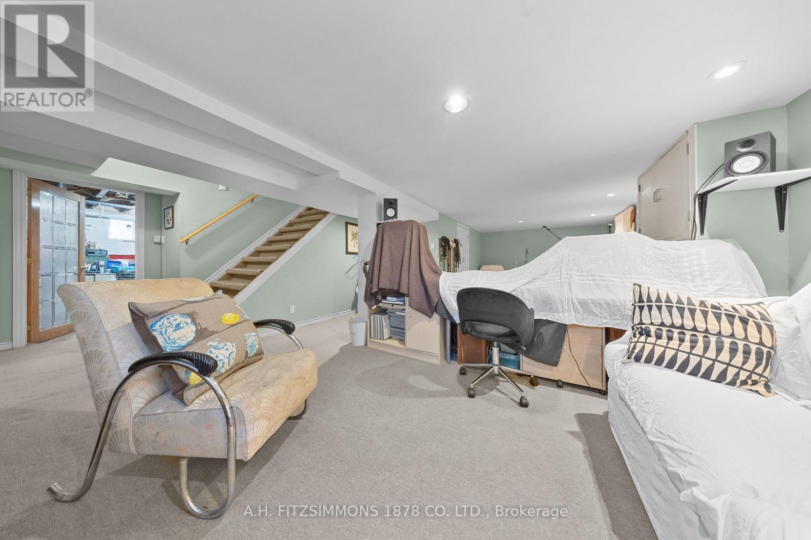 564 Tweedsmuir Avenue