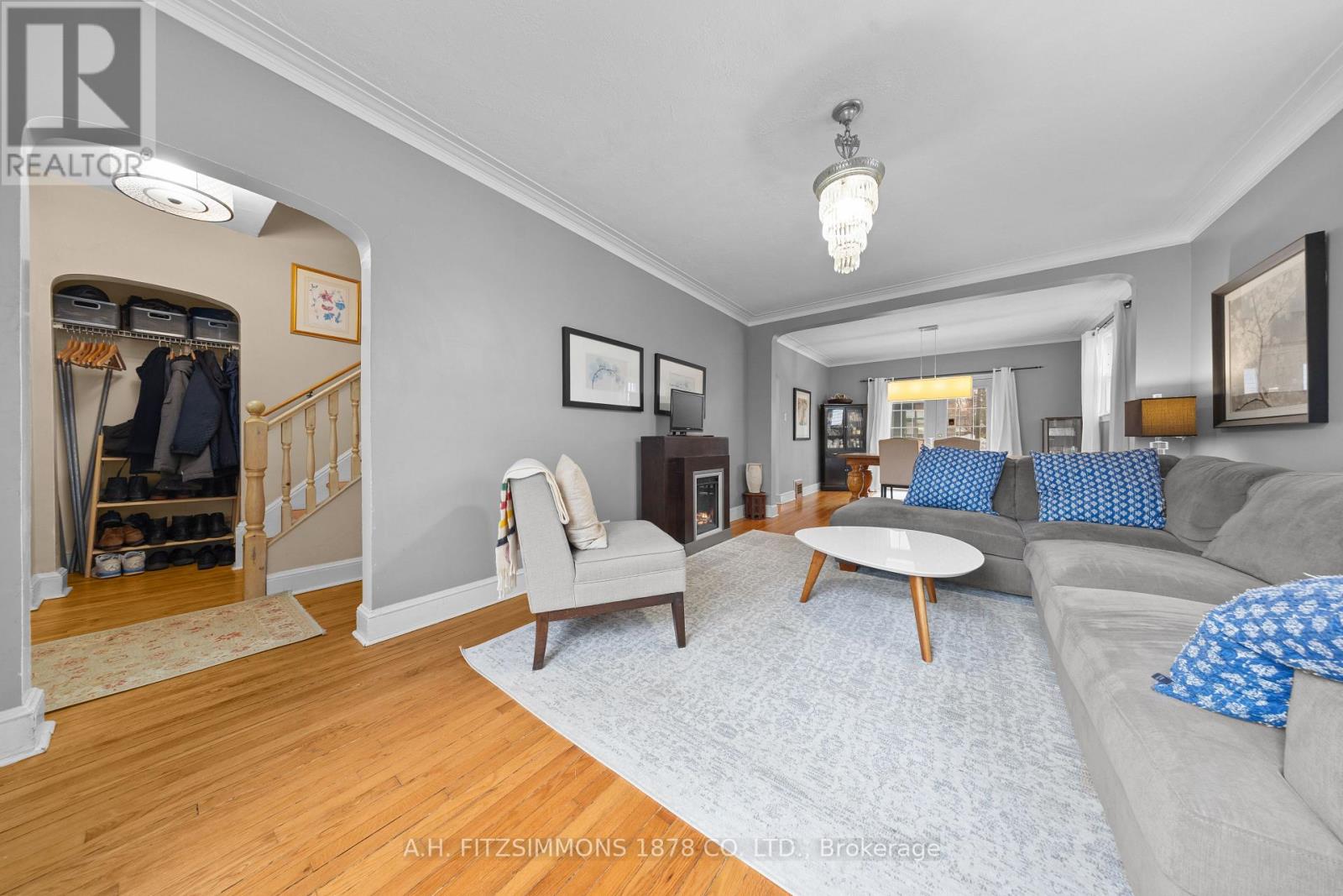 564 Tweedsmuir Avenue