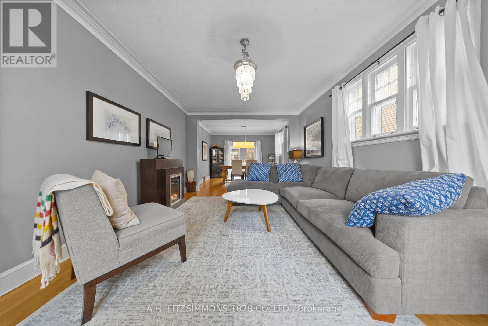 564 Tweedsmuir Avenue