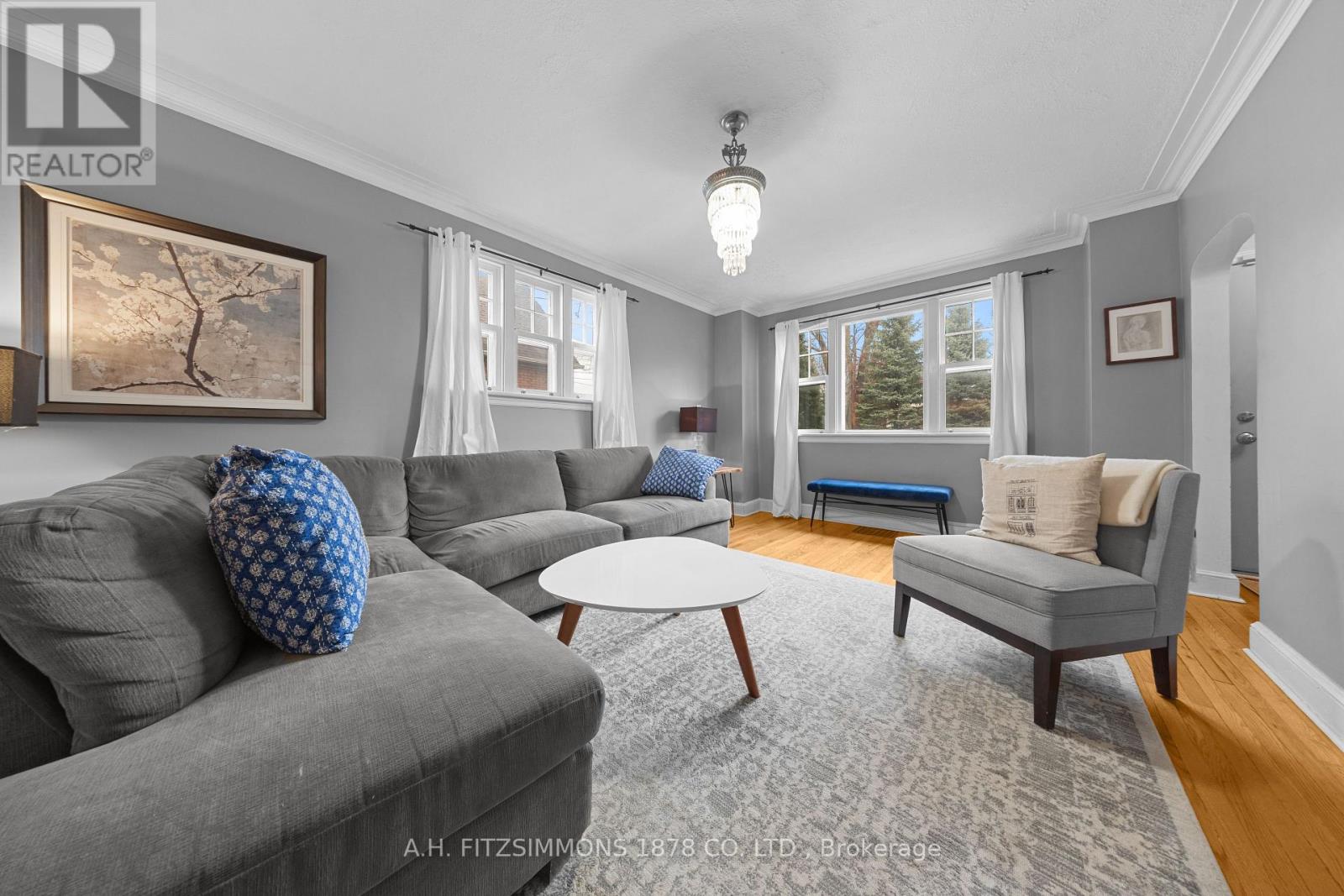 564 Tweedsmuir Avenue