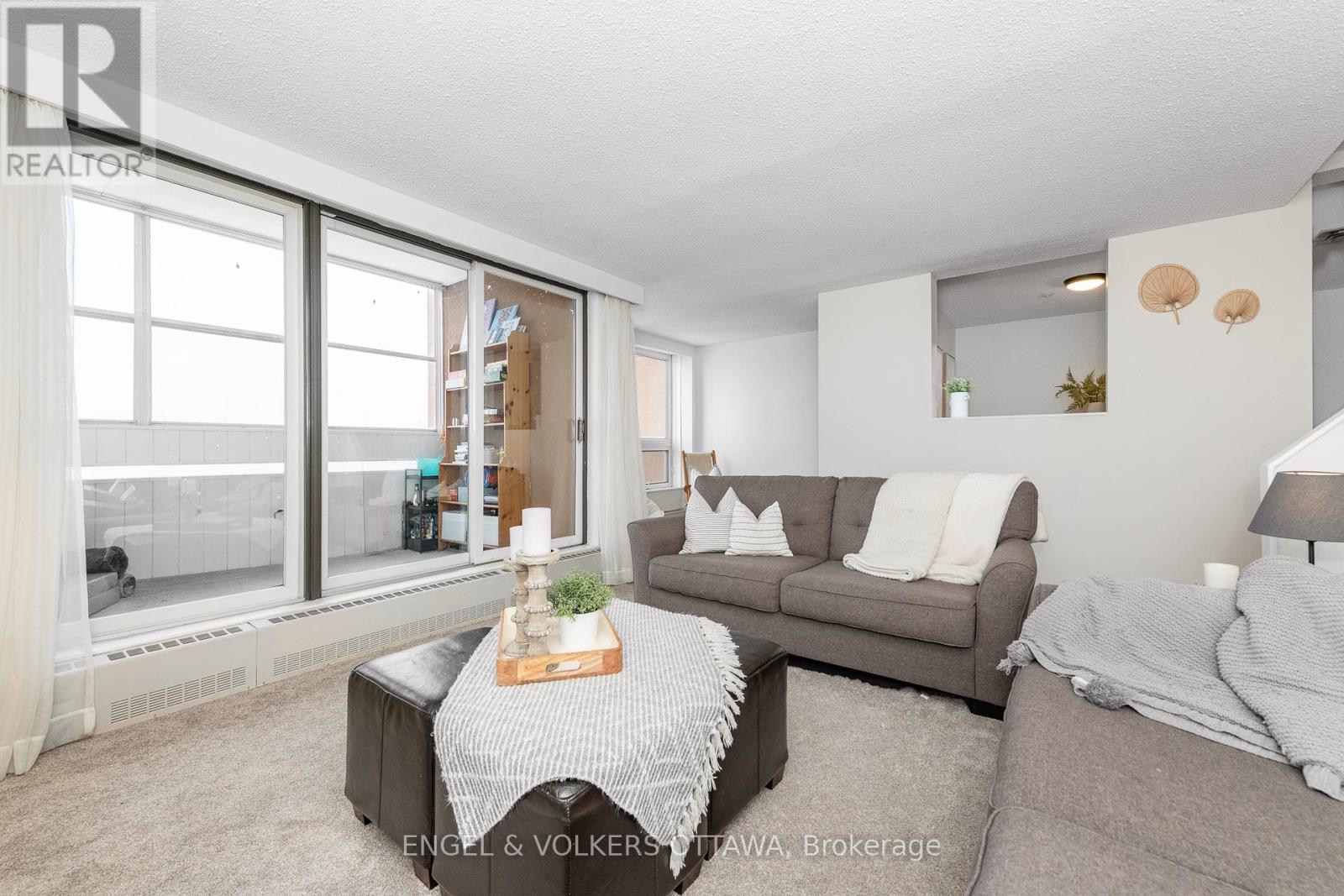 906 - 373 Laurier Avenue E