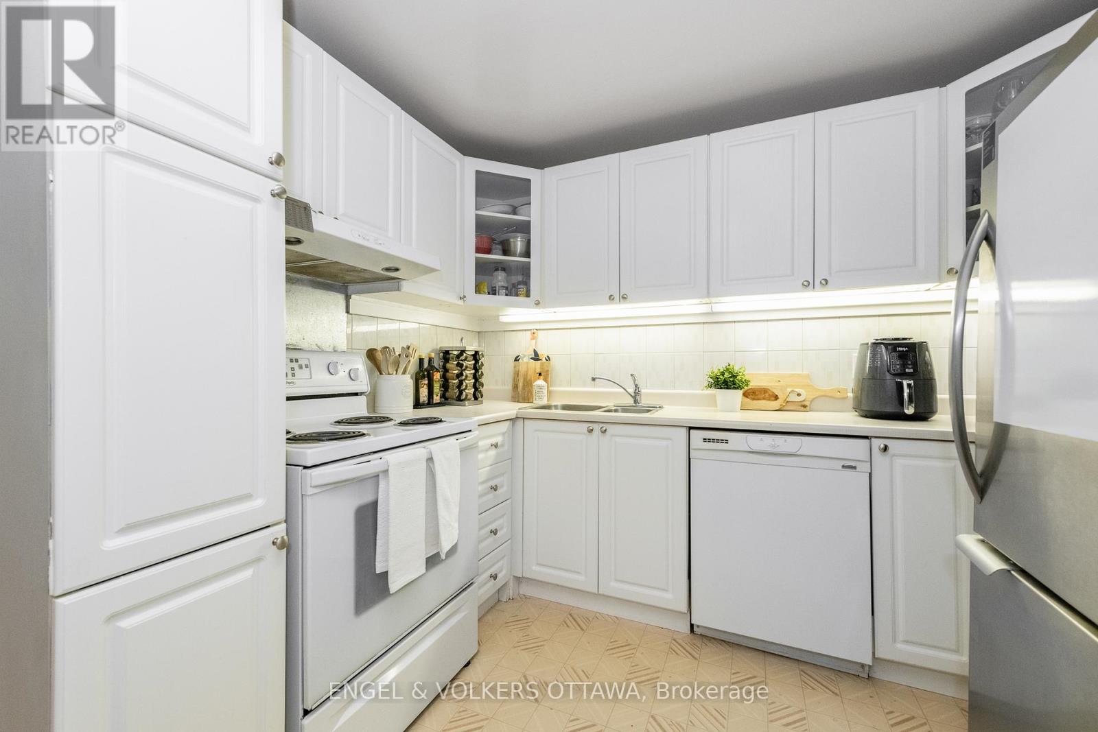 906 - 373 Laurier Avenue E