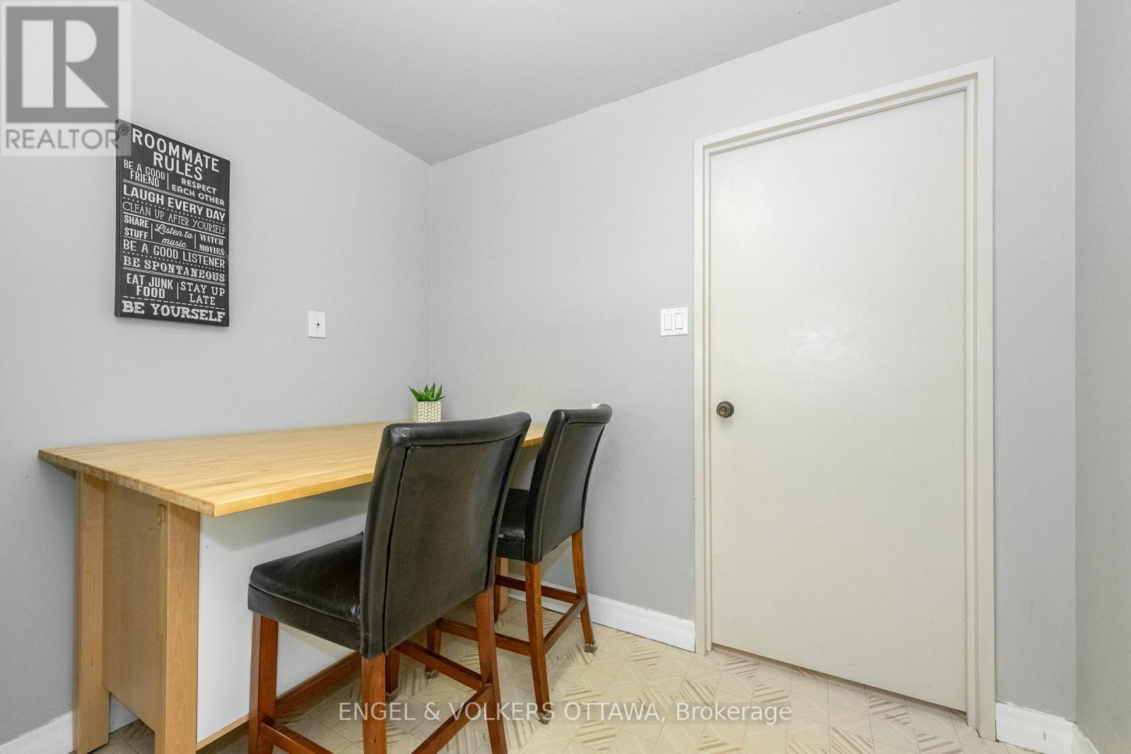 906 - 373 Laurier Avenue E