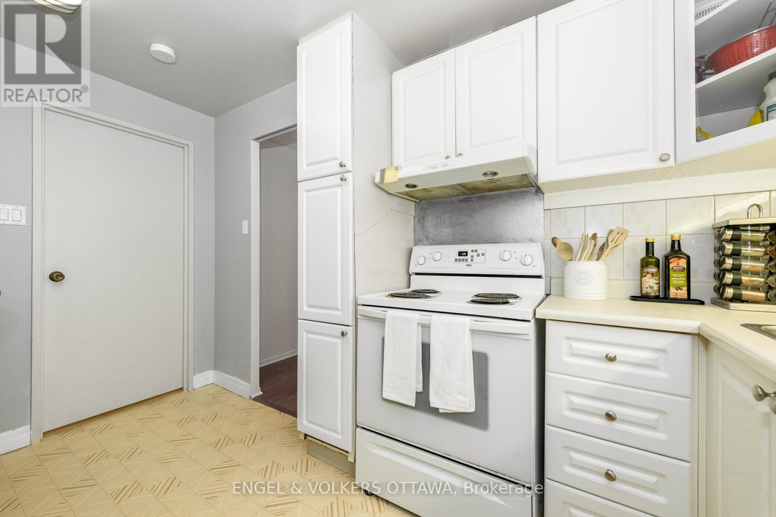 906 - 373 Laurier Avenue E